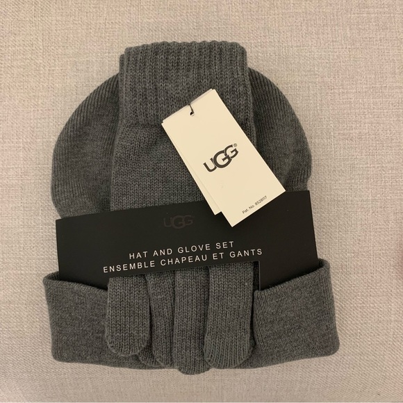 UGG Hat & Tech Gloves Set - Picture 3 of 4